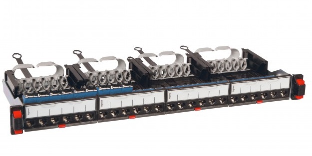 Flat patch panel equipped with 24 RJ 45 connectors LCS³ - 19
